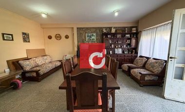 Venta de Casa de 3 Dormitorios + Cochera para 3 Autos y Quincho con Jardin.-