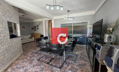 Venta de Casa de 3 Dormitorios + Cochera para 3 Autos y Quincho con Jardin.-
