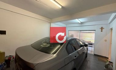 Venta de Casa de 3 Dormitorios + Cochera para 3 Autos y Quincho con Jardin.-