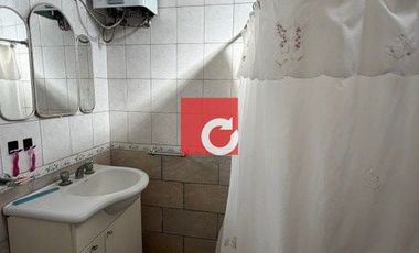 Venta de Casa de 3 Dormitorios + Cochera para 3 Autos y Quincho con Jardin.-