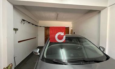 Venta de Casa de 3 Dormitorios + Cochera para 3 Autos y Quincho con Jardin.-