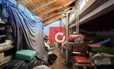 Venta de Casa de 3 Dormitorios + Cochera para 3 Autos y Quincho con Jardin.-