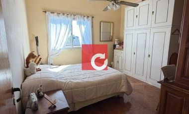 Venta de Casa de 3 Dormitorios + Cochera para 3 Autos y Quincho con Jardin.-