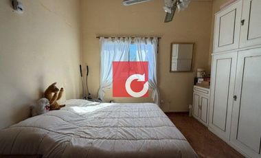 Venta de Casa de 3 Dormitorios + Cochera para 3 Autos y Quincho con Jardin.-