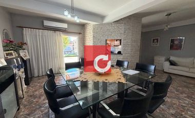 Venta de Casa de 3 Dormitorios + Cochera para 3 Autos y Quincho con Jardin.-