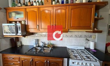Venta de Casa de 3 Dormitorios + Cochera para 3 Autos y Quincho con Jardin.-