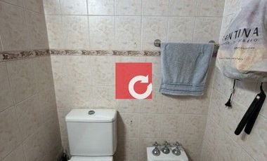 Venta de Casa de 3 Dormitorios + Cochera para 3 Autos y Quincho con Jardin.-