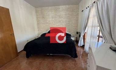 Venta de Casa de 3 Dormitorios + Cochera para 3 Autos y Quincho con Jardin.-