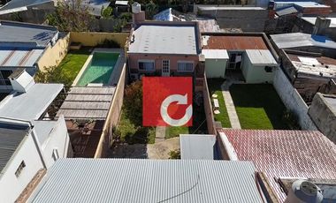 Venta de Casa de 3 Dormitorios + Cochera para 3 Autos y Quincho con Jardin.-