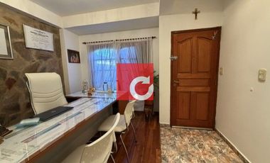 Venta de Casa de 3 Dormitorios + Cochera para 3 Autos y Quincho con Jardin.-