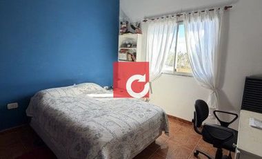 Venta de Casa de 3 Dormitorios + Cochera para 3 Autos y Quincho con Jardin.-