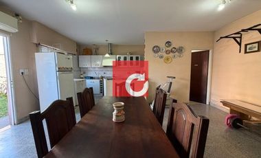 Venta de Casa de 3 Dormitorios + Cochera para 3 Autos y Quincho con Jardin.-