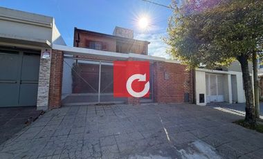 Venta de Casa de 3 Dormitorios + Cochera para 3 Autos y Quincho con Jardin.-