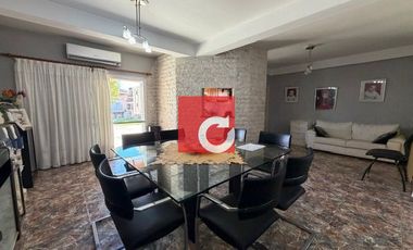 Venta de Casa de 3 Dormitorios + Cochera para 3 Autos y Quincho con Jardin.-