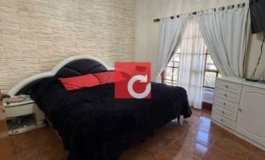 Venta de Casa de 3 Dormitorios + Cochera para 3 Autos y Quincho con Jardin.-