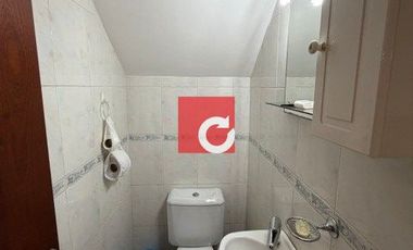 Venta de Casa de 3 Dormitorios + Cochera para 3 Autos y Quincho con Jardin.-