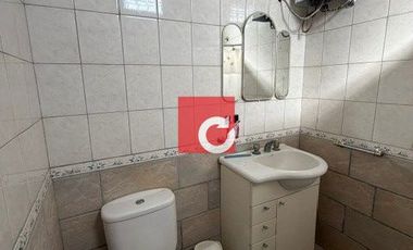 Venta de Casa de 3 Dormitorios + Cochera para 3 Autos y Quincho con Jardin.-