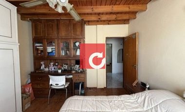 Venta de Casa de 3 Dormitorios + Cochera para 3 Autos y Quincho con Jardin.-