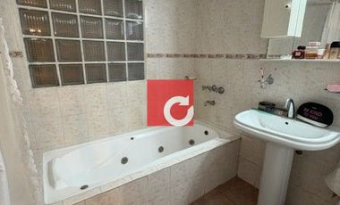 Venta de Casa de 3 Dormitorios + Cochera para 3 Autos y Quincho con Jardin.-