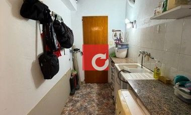 Venta de Casa de 3 Dormitorios + Cochera para 3 Autos y Quincho con Jardin.-