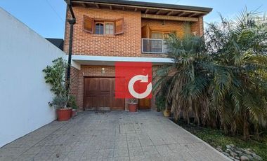 Venta de Casa de 3 Dormitorios + Cochera para 3 Autos y Quincho con Jardin.-