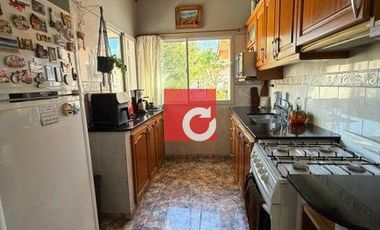 Venta de Casa de 3 Dormitorios + Cochera para 3 Autos y Quincho con Jardin.-
