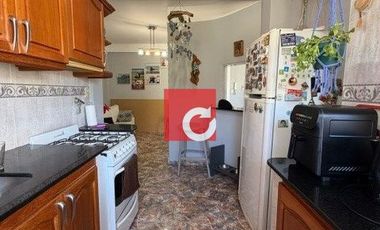 Venta de Casa de 3 Dormitorios + Cochera para 3 Autos y Quincho con Jardin.-