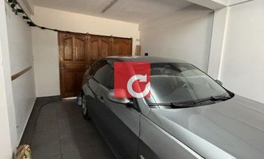 Venta de Casa de 3 Dormitorios + Cochera para 3 Autos y Quincho con Jardin.-
