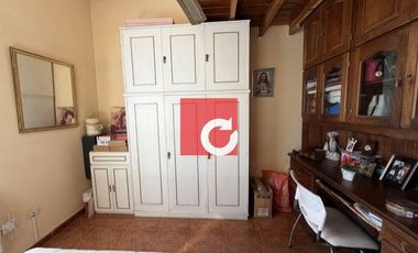 Venta de Casa de 3 Dormitorios + Cochera para 3 Autos y Quincho con Jardin.-