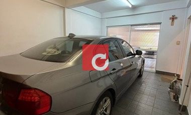 Venta de Casa de 3 Dormitorios + Cochera para 3 Autos y Quincho con Jardin.-