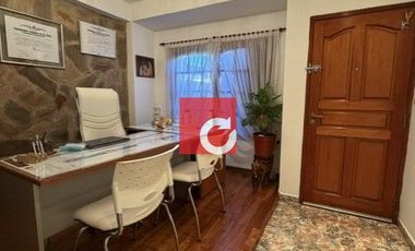 Venta de Casa de 3 Dormitorios + Cochera para 3 Autos y Quincho con Jardin.-