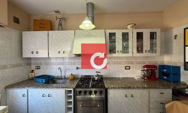 Venta de Casa de 3 Dormitorios + Cochera para 3 Autos y Quincho con Jardin.-
