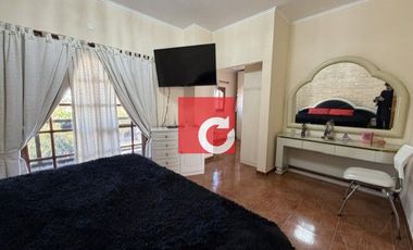 Venta de Casa de 3 Dormitorios + Cochera para 3 Autos y Quincho con Jardin.-