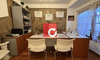 Venta de Casa de 3 Dormitorios + Cochera para 3 Autos y Quincho con Jardin.-