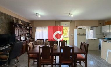 Venta de Casa de 3 Dormitorios + Cochera para 3 Autos y Quincho con Jardin.-