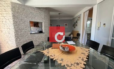 Venta de Casa de 3 Dormitorios + Cochera para 3 Autos y Quincho con Jardin.-