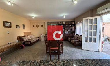 Venta de Casa de 3 Dormitorios + Cochera para 3 Autos y Quincho con Jardin.-