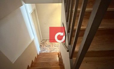 Venta de Casa de 3 Dormitorios + Cochera para 3 Autos y Quincho con Jardin.-