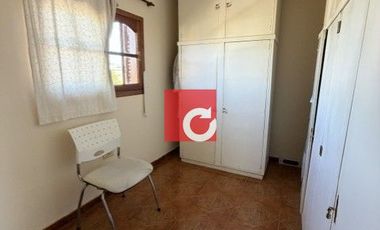 Venta de Casa de 3 Dormitorios + Cochera para 3 Autos y Quincho con Jardin.-