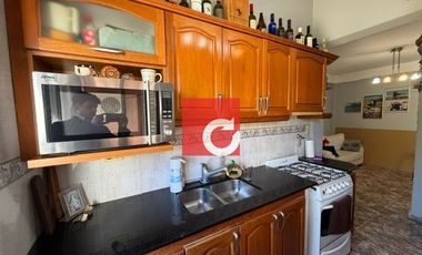 Venta de Casa de 3 Dormitorios + Cochera para 3 Autos y Quincho con Jardin.-