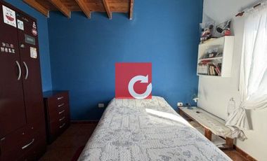 Venta de Casa de 3 Dormitorios + Cochera para 3 Autos y Quincho con Jardin.-
