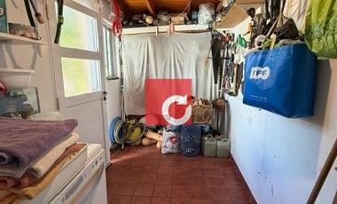Venta de Casa de 3 Dormitorios + Cochera para 3 Autos y Quincho con Jardin.-