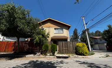 CASA ESQUINA  EN VENTA 3D/1B EXCELENTE ESTADO