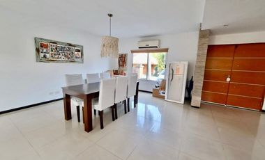 CASA EN VENTA CON PILETA EN BELLA VISTA