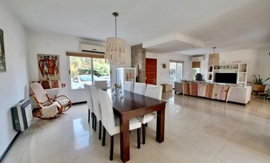 CASA EN VENTA CON PILETA EN BELLA VISTA
