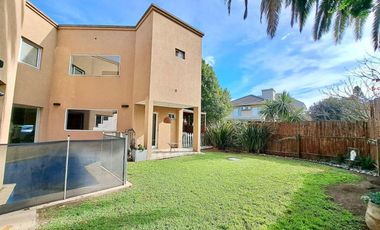 CASA EN VENTA CON PILETA EN BELLA VISTA