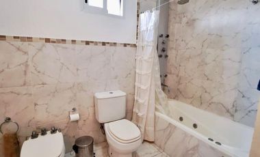 CASA EN VENTA CON PILETA EN BELLA VISTA