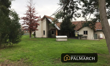 CASA EN ARRIENDO   TERRENO CON PISCINA  LAS COLES,