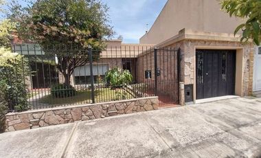 VENTA CASA 3 AMB CON COCHERA PATIO Y QUINCHO GERLI