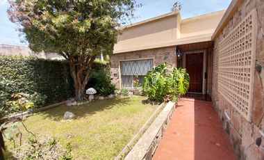 VENTA CASA 3 AMB CON COCHERA PATIO Y QUINCHO GERLI